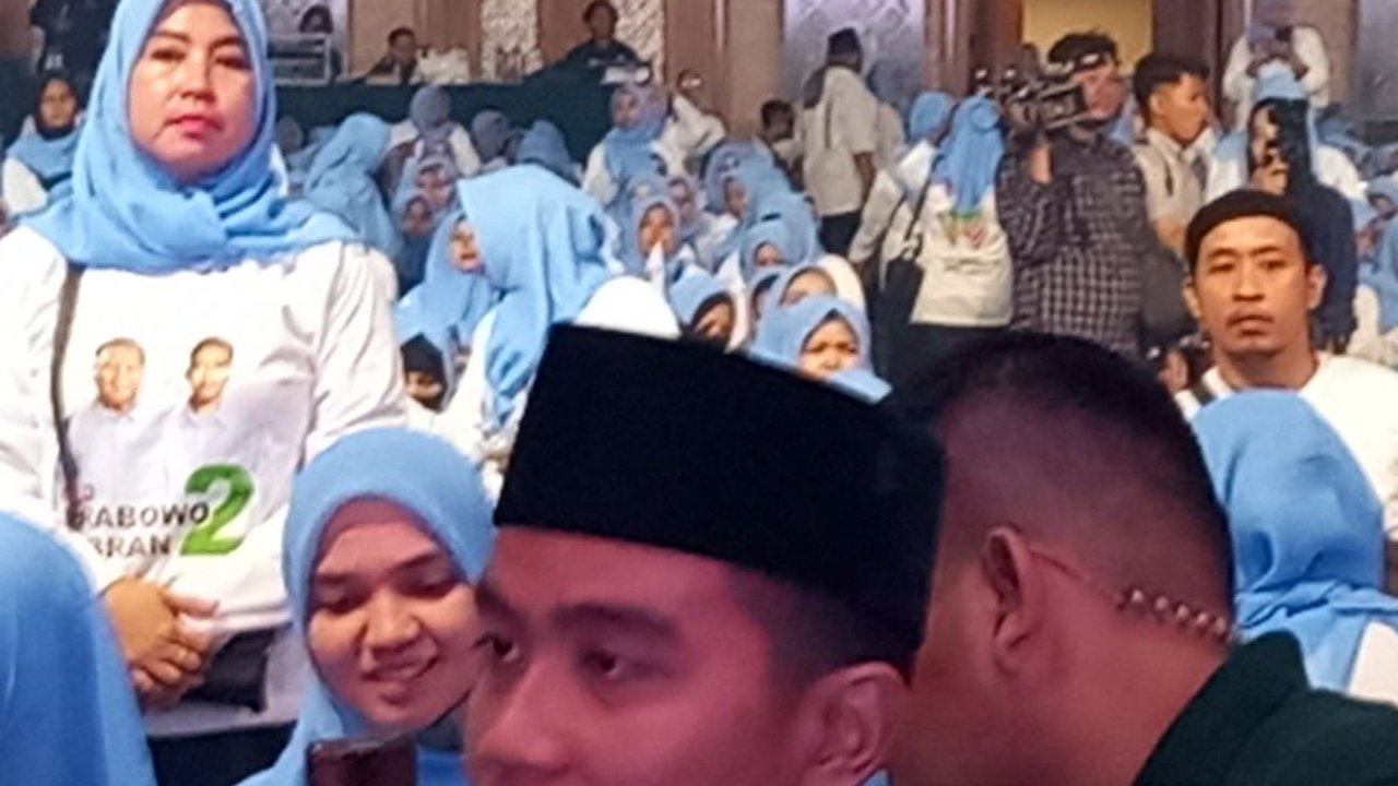 Gibran Hadiri Deklarasi Dukungan Pergerakan Perempuan Muda Nahdliyin, Peserta Rebutan Foto