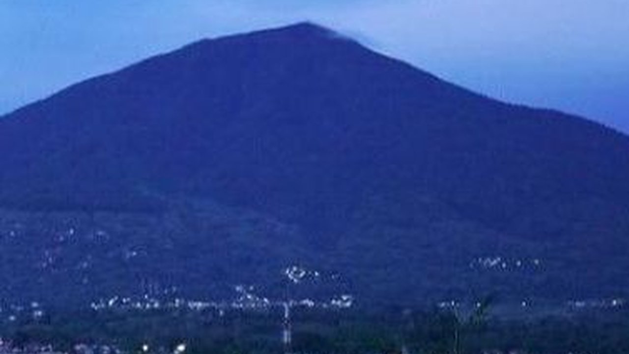 Ada Plakat untuk Mengenang Pendaki yang Hilang, Ini 4 Fakta Gunung Singgalang Sumatra Barat