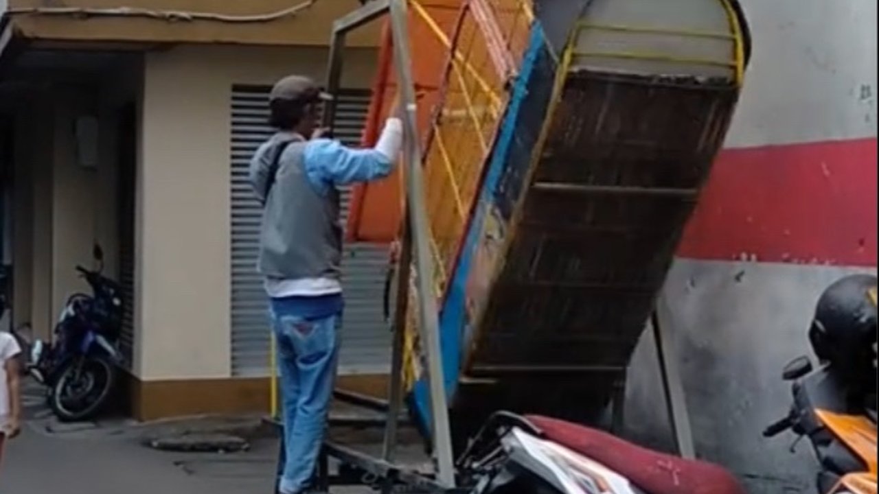 Viral Wahana Kora-Kora Keliling di Tengah Kampung, Pakai Tenaga Manusia Bikin Ngeri