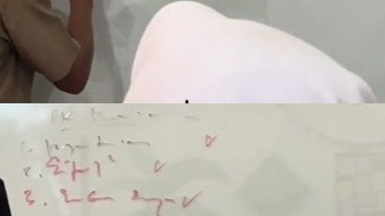 Viral Siswa Perlihatkan Gurunya Mengajar di Kelas, Tulisannya Bikin Salah Fokus