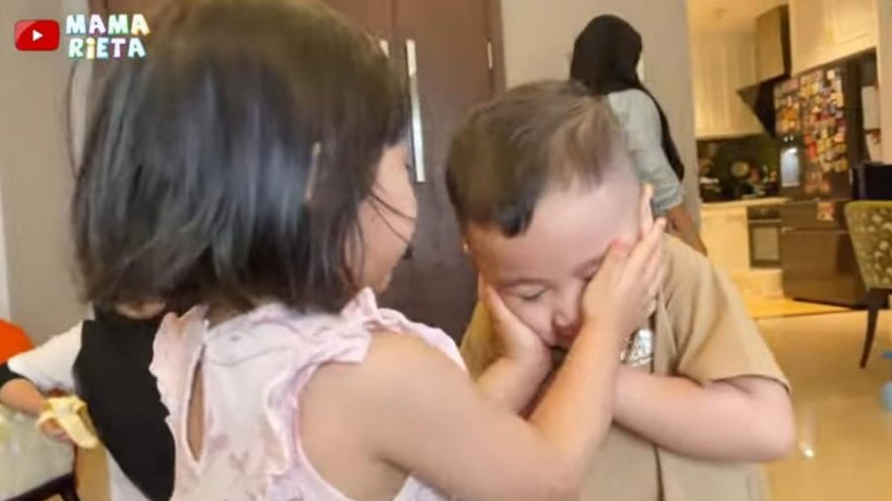 Tingkah Lucu Rayyanza 'Cipung' ke Anak Bungsu Caca Tengker, Awalnya Kesal Akhirnya Bilang Sayang