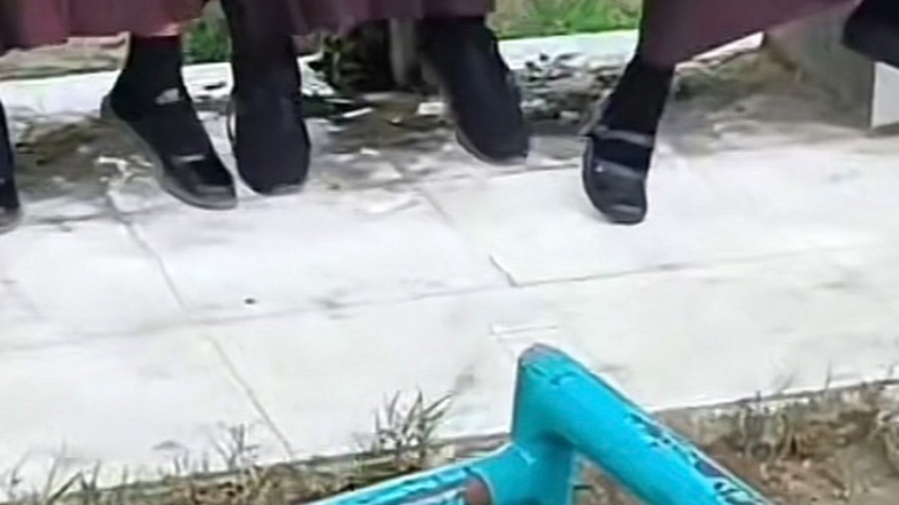 Viral Momen Kakak Jemput Adik di Sekolah Naik Becak Barang, Jadi Sorotan Warganet
