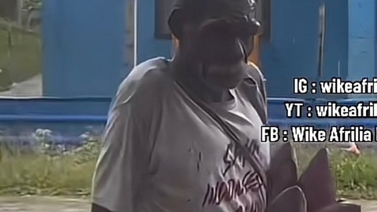 Viral Momen Haru Seorang Bapak Rela Hujan-hujanan demi Tukar Jantung Pisang dengan Mi Instan
