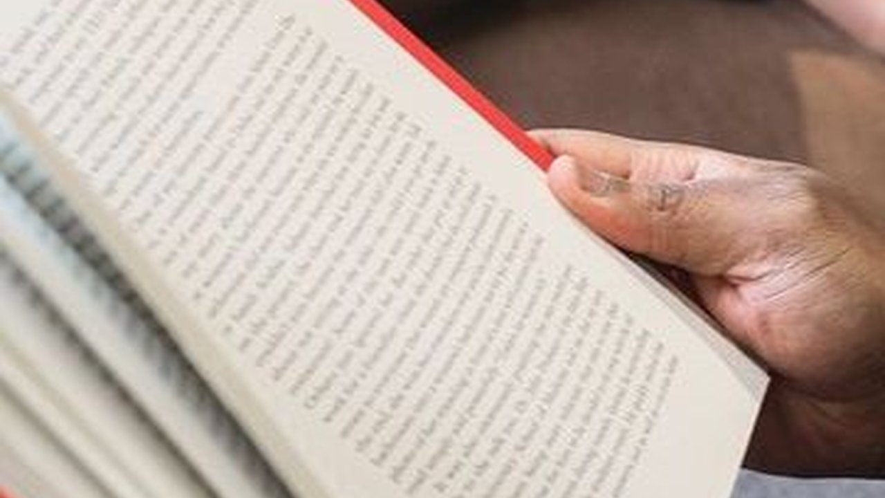 Pernah Hidup Sangat Miskin dan Ingin Bunuh Diri, Kini Sukses Jadi Penulis Punya Harta Rp14 Triliun