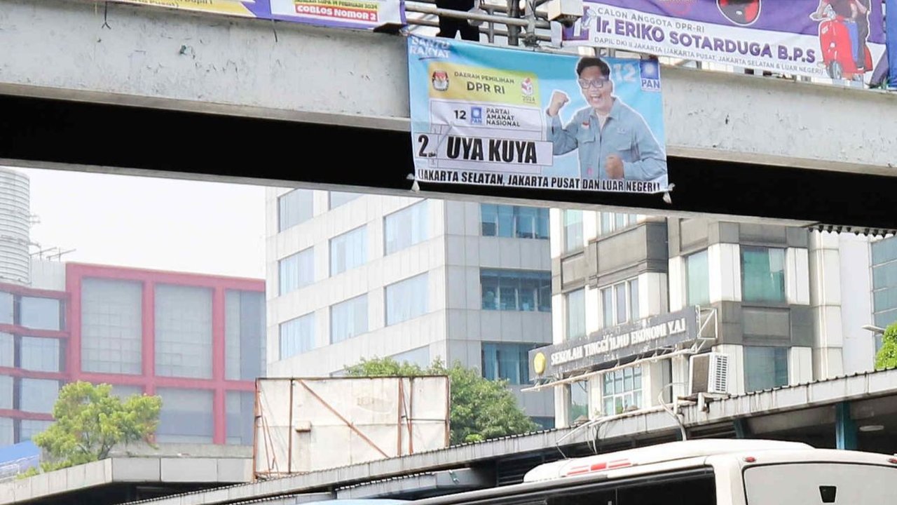 FOTO: Penampakan Spanduk dan Baliho Kampanye Bertebaran di Jakarta: Rusak Pemandangan hingga Langgar Aturan