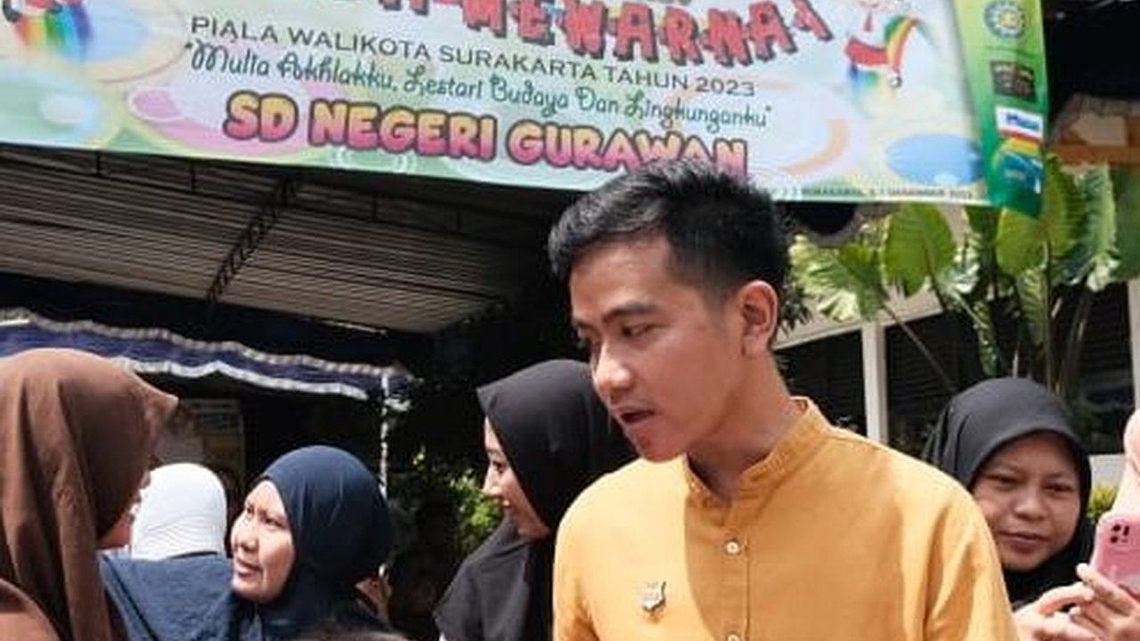 Kunjungi SD Gurawan Solo, Gibran Bagi-Bagi Buku, Beras hingga Borong Balon
