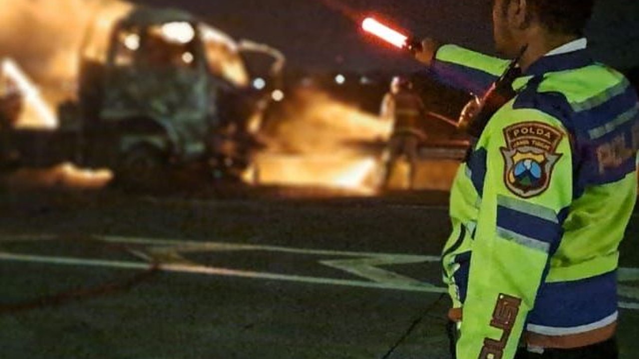 Truk Tangki Bermuatan Metanol Terbakar di Tol Jombang
