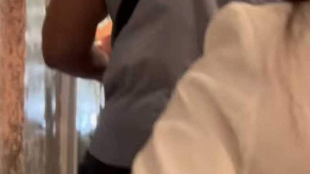 Jadi Terharu, 8 Foto Detik-detik Amanda Manopo Dikasih Surprise dari Sang Kakak dan Ayah!