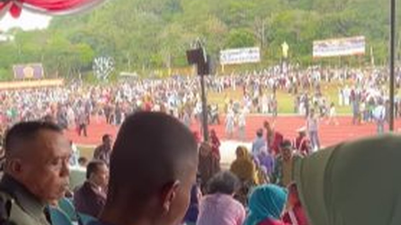 Ayahnya TNI, Momen Taruna Akmil Disuapi Makan oleh Sang Ibu Usai Wisuda Jadi Perhatian