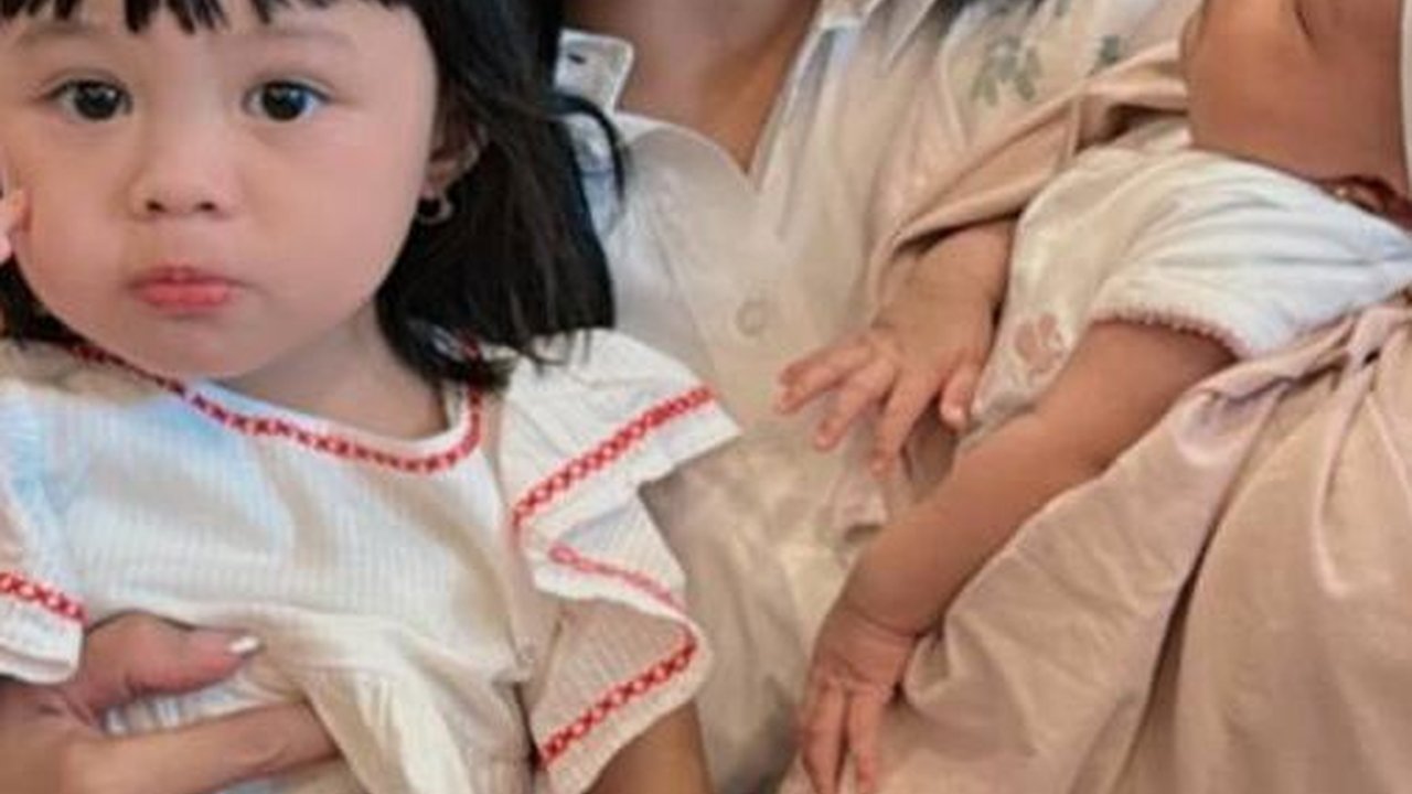 Bareng Cucu Kesayangan, 8 Foto Krisdayanti Saat Momong Ameena & Azura Bersamaan