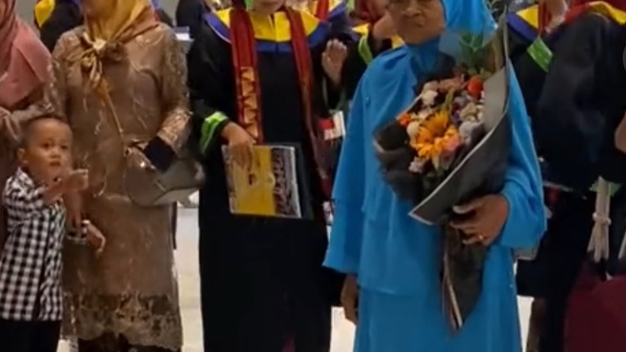 Hadiri Wisuda Cucu, Aksi Nenek Bawakan Bunga dan Tunggu di Depan Pintu Ini Curi Perhatian
