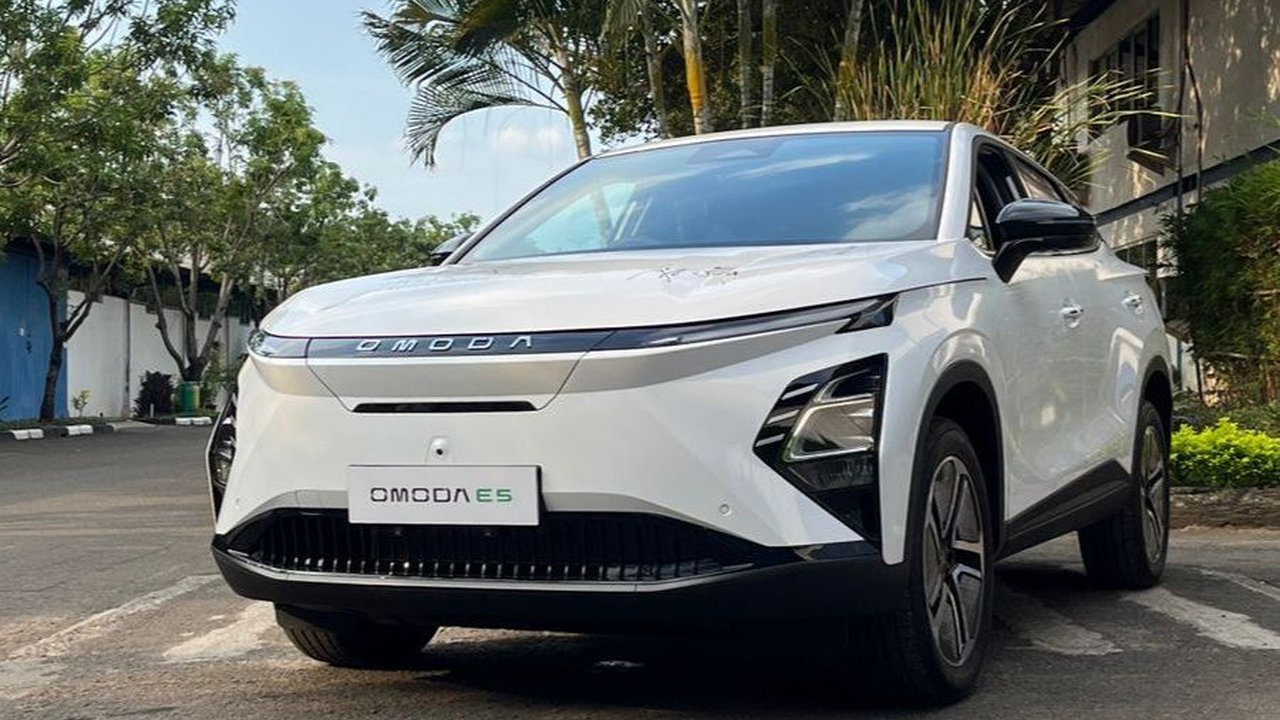 Ketua Dewan Pengarah TKN Prabowo-Gibran Belanja 12 Mobil Listrik Omoda E5 Made in Bekasi