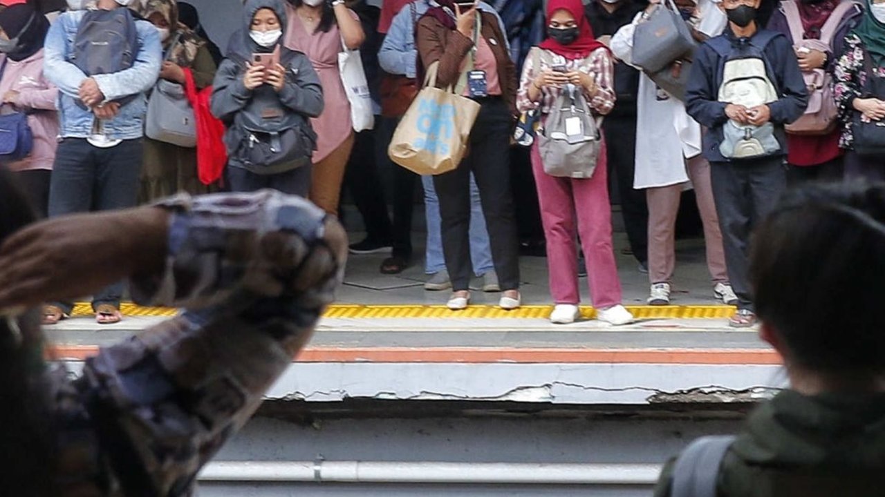 Coba Bunuh Diri, Seorang Pria Lompat Saat Kereta Melintas di Stasiun Depok Lama