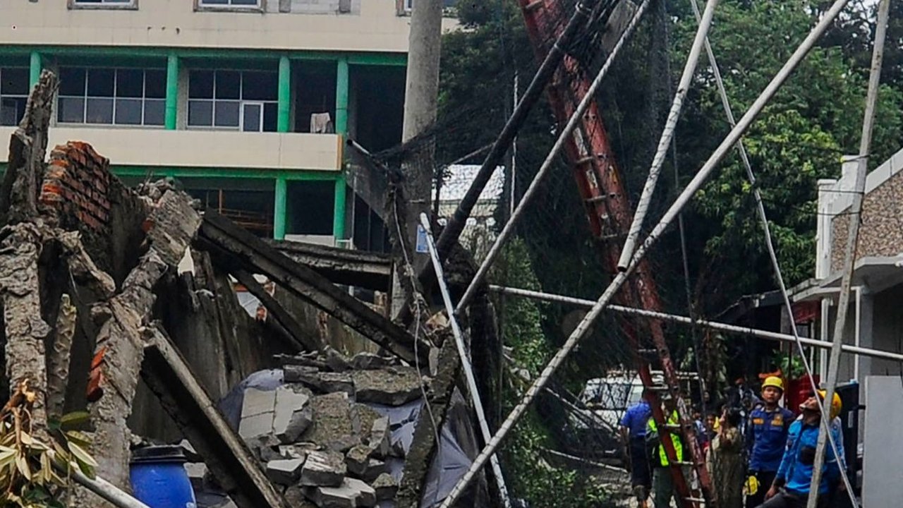 FOTO: Tembok Lapangan Sekolah Roboh Timpa Mobil dan Motor di Depok