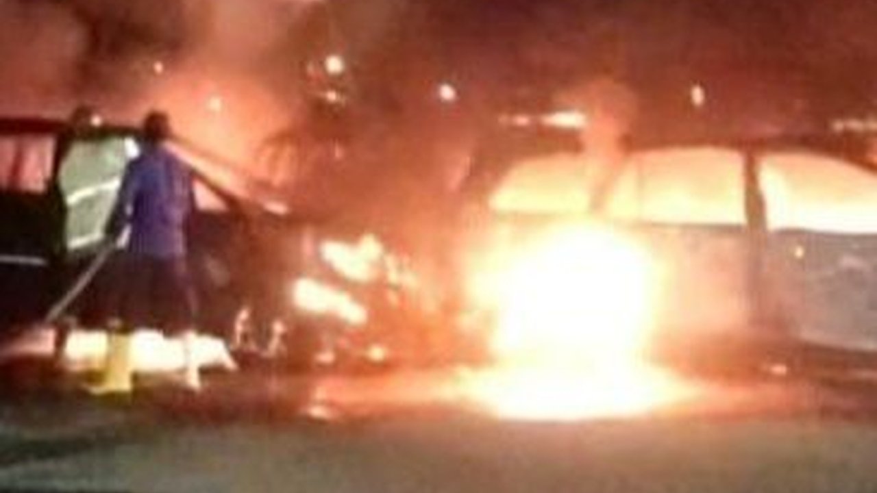Polisi Kantongi Foto Pelaku Pembakaran Mobil dan Warung di Depok