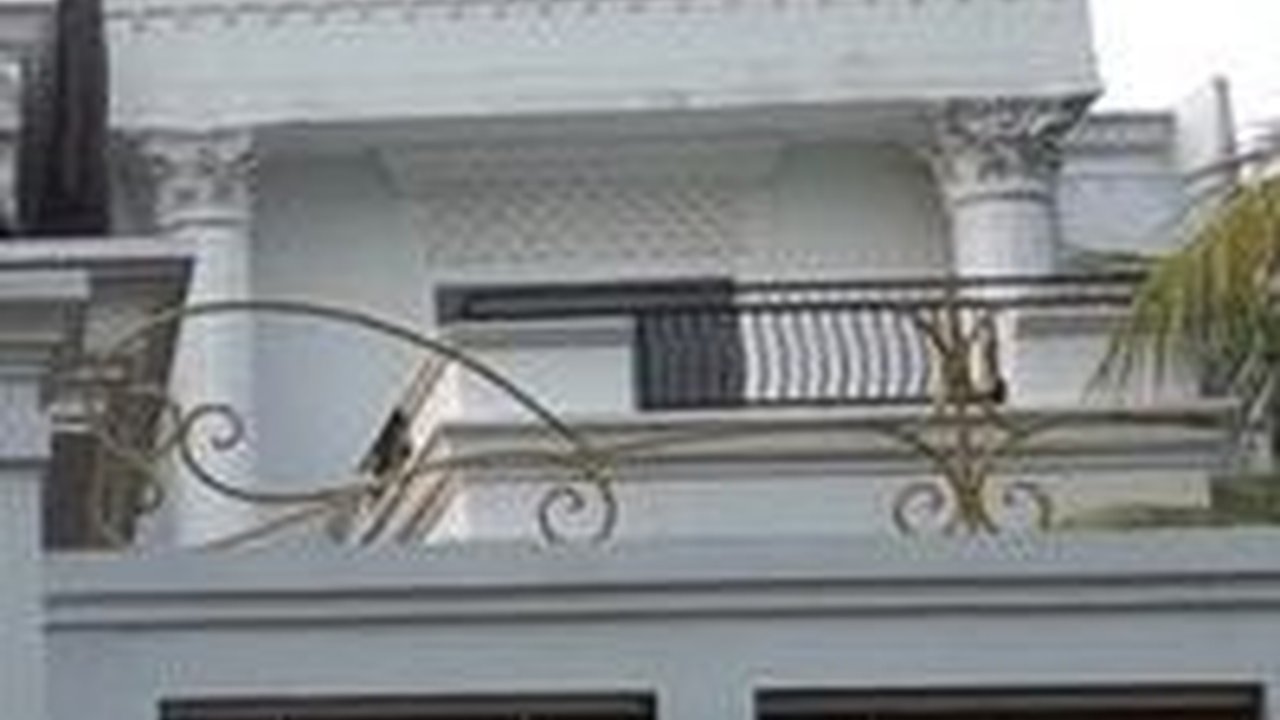 Potret Rumah Mewah Bak Istana Milik Iis Dahlia, Kamarnya Luas Bikin Melongo