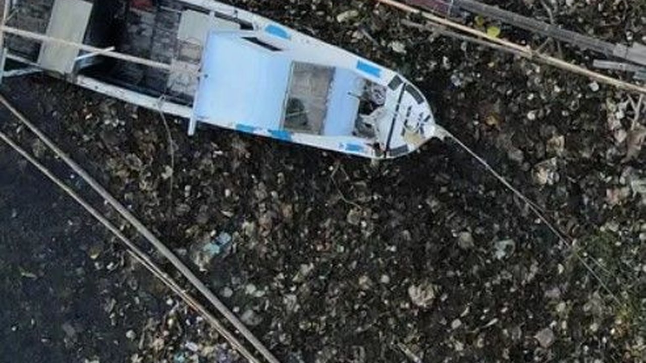 Tak Ada Tempat Bermain, Ini Potret Miris Anak-Anak Jakarta Renang di Lautan Sampah
