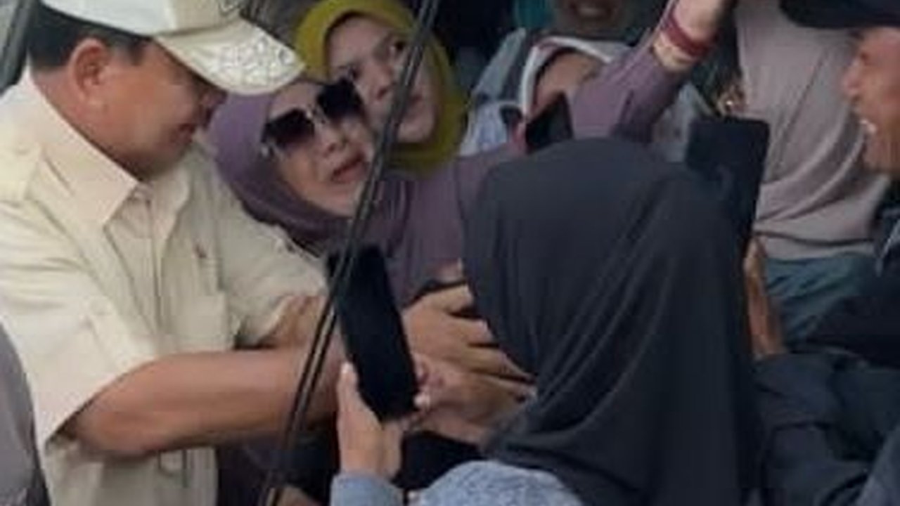 Massa Teriak Sambut Kedatangan Prabowo di Posko Evakuasi Marapi: Pak Gemoy Mau foto!