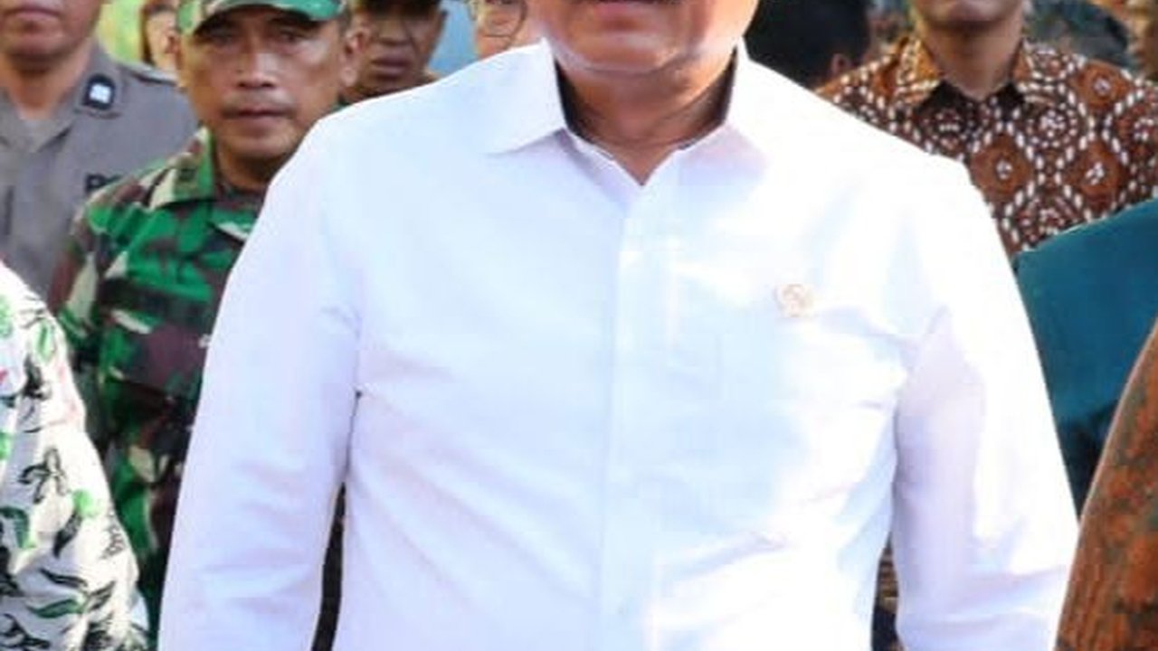 Menteri Hadi Door to Door ke Rumah Warga Gunung Kidul Bagikan Sertifikat Tanah