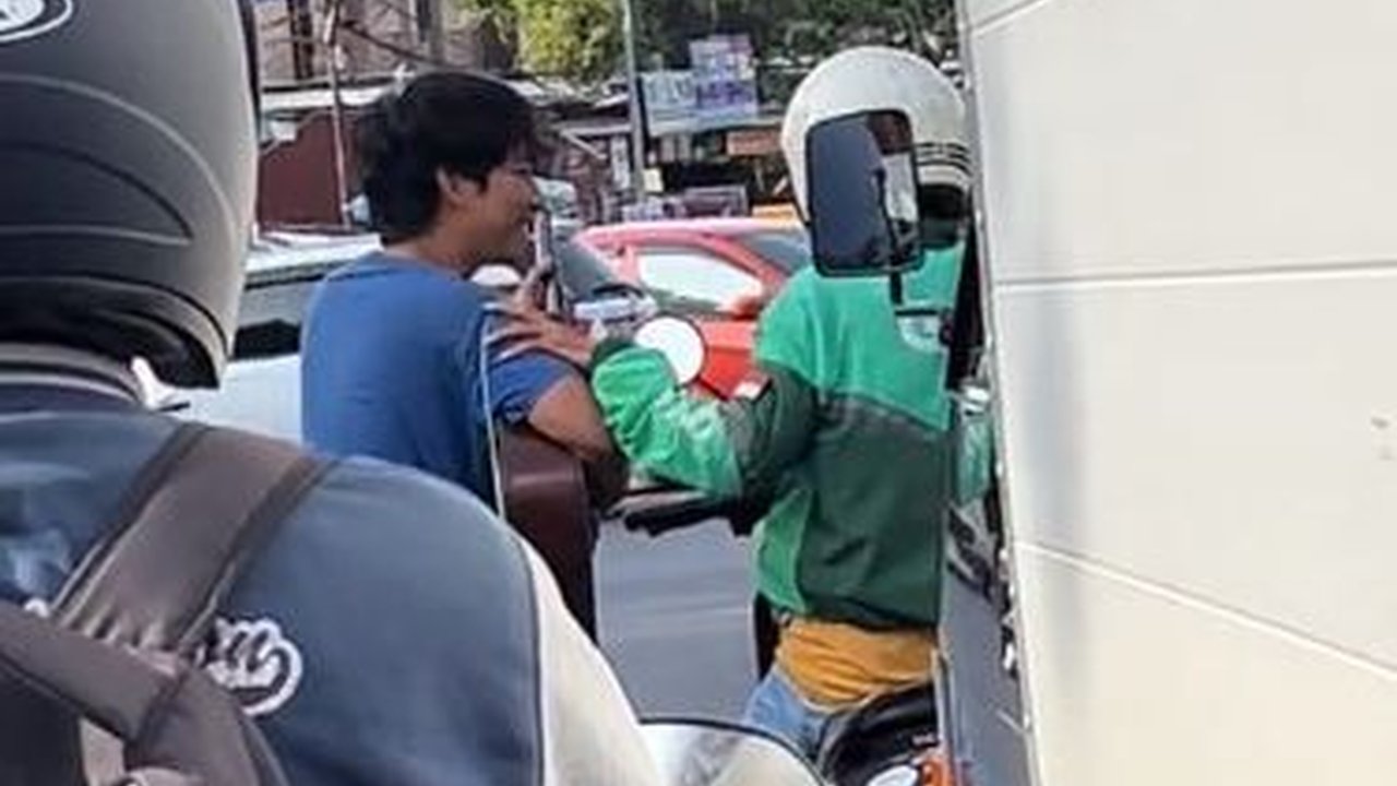 Viral Momen Ojol Tak Sengaja Bertemu Sahabat Lama di Jalan, Ekspresi Bahagia Jadi Sorotan