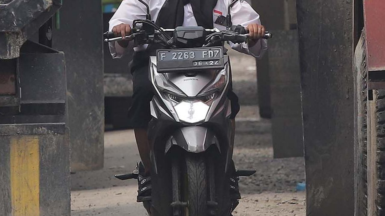 FOTO: Derita Warga Parung Panjang Imbas Protes Supir Truk: Jalanan Lumpuh dan Macet Berkilo-kilometer