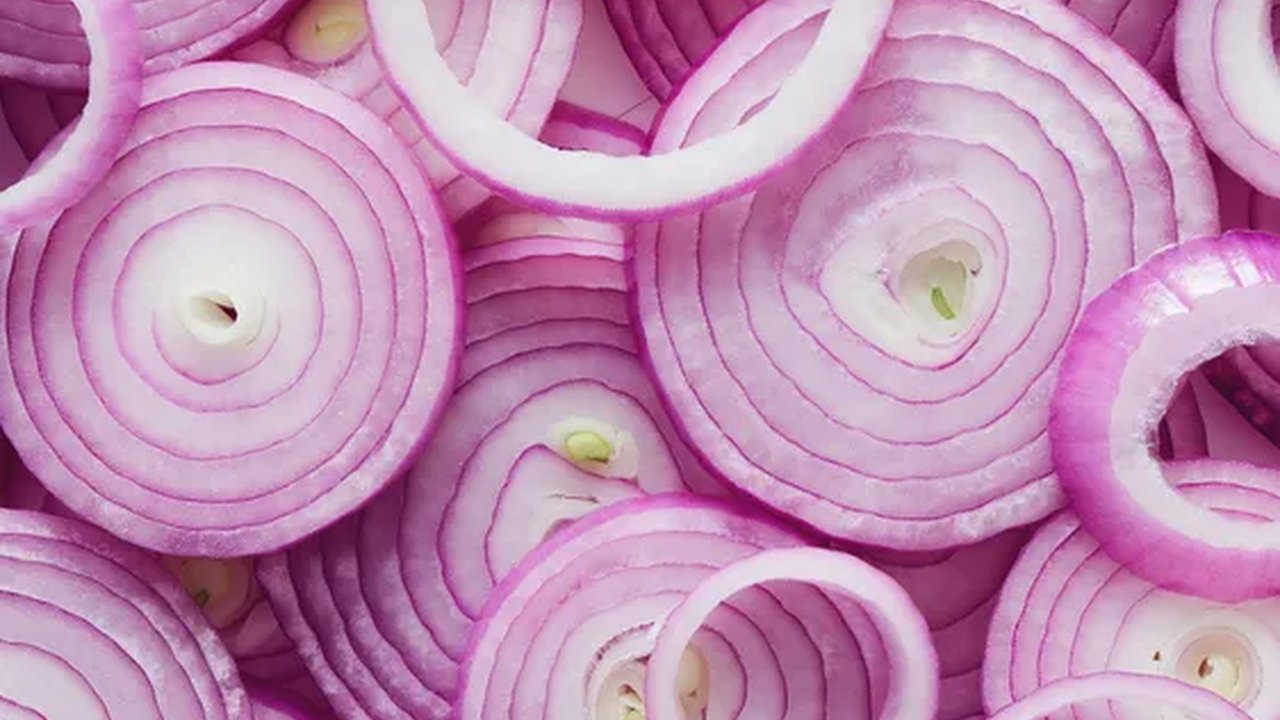 Mengapa Air Mata Bisa Keluar Ketika Sedang Mengiris Bawang?