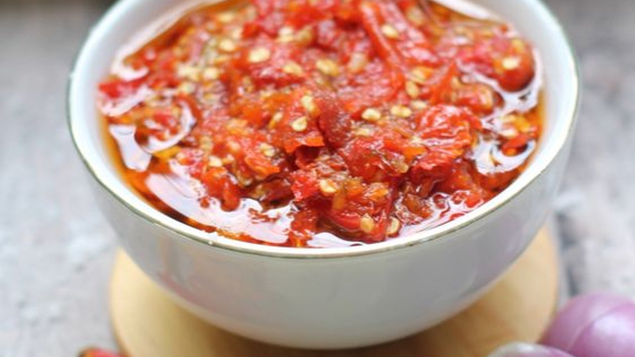 Apa Sih yang Bikin Orang Indonesia Doyan Banget Makan Pedas?