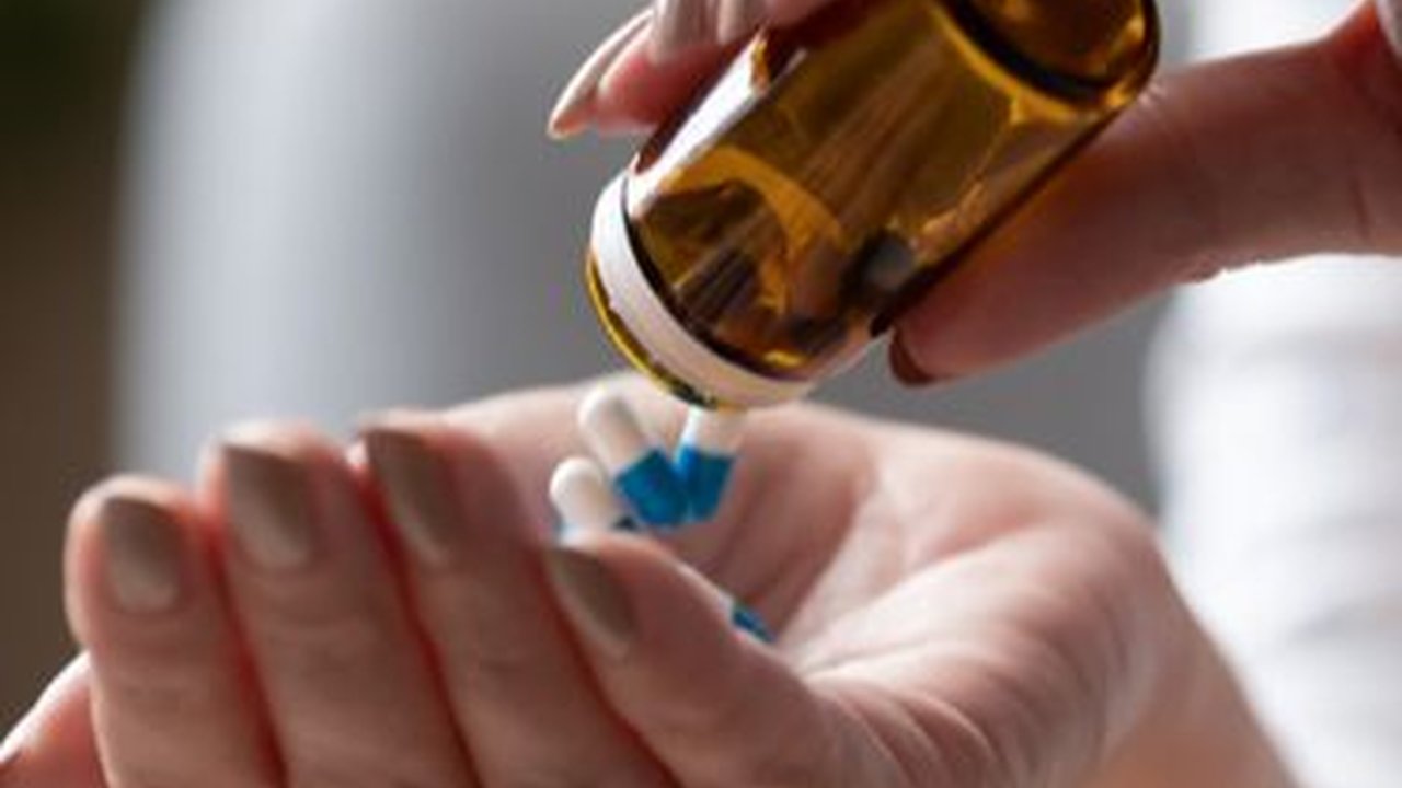 Minum Antibiotik Harus Dihabiskan, Kenapa Begitu Ya?
