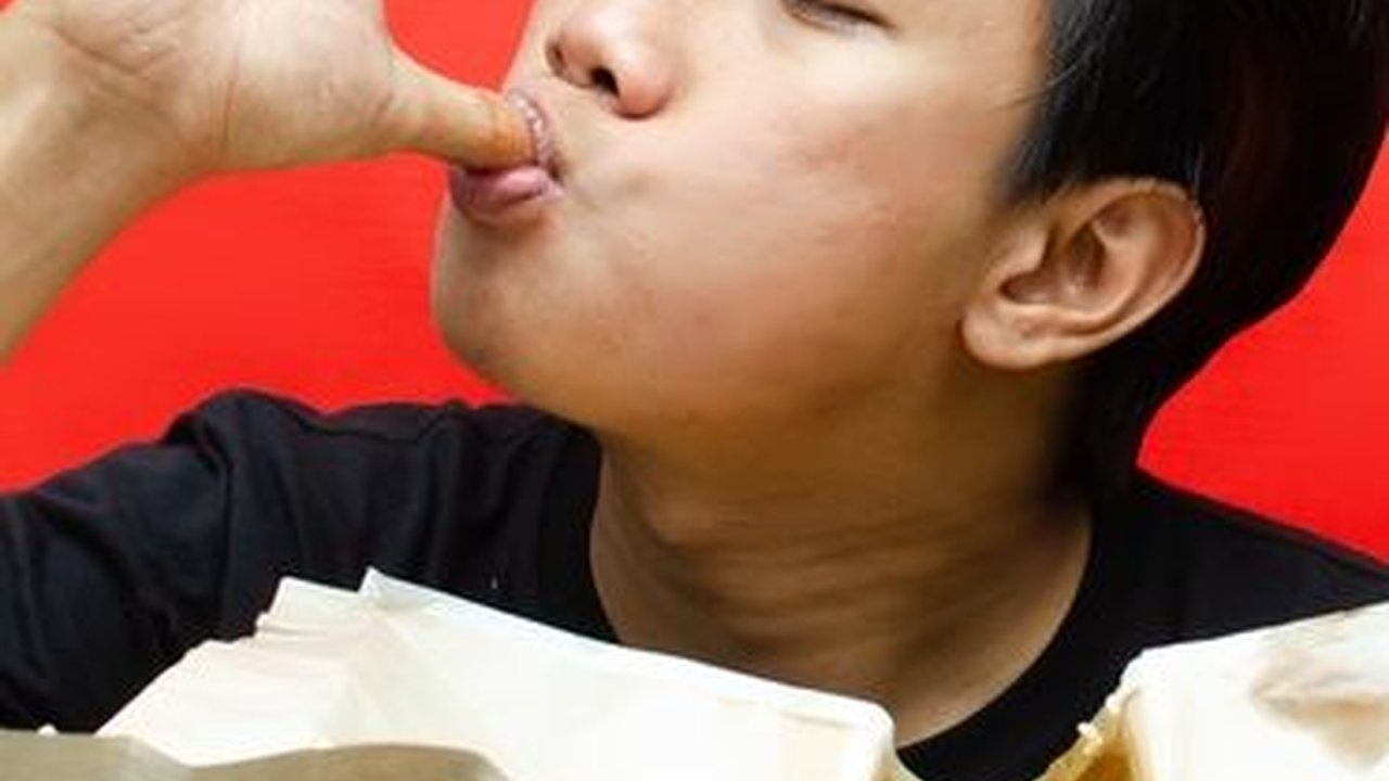 Sering Dianggap Jorok, Makan Menggunakan Tangan Ternyata Ada Manfaatnya Lho
