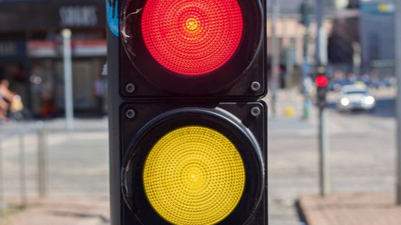 Ternyata Ini Alasan Lampu Lalu Lintas Berwarna Merah Kuning Hijau