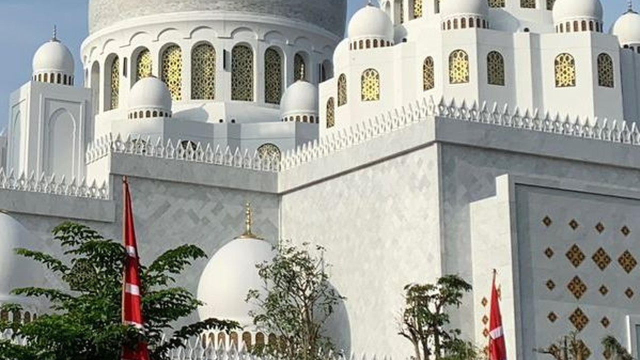 Di Balik Keindahan Masjid Sheikh Zayed Solo