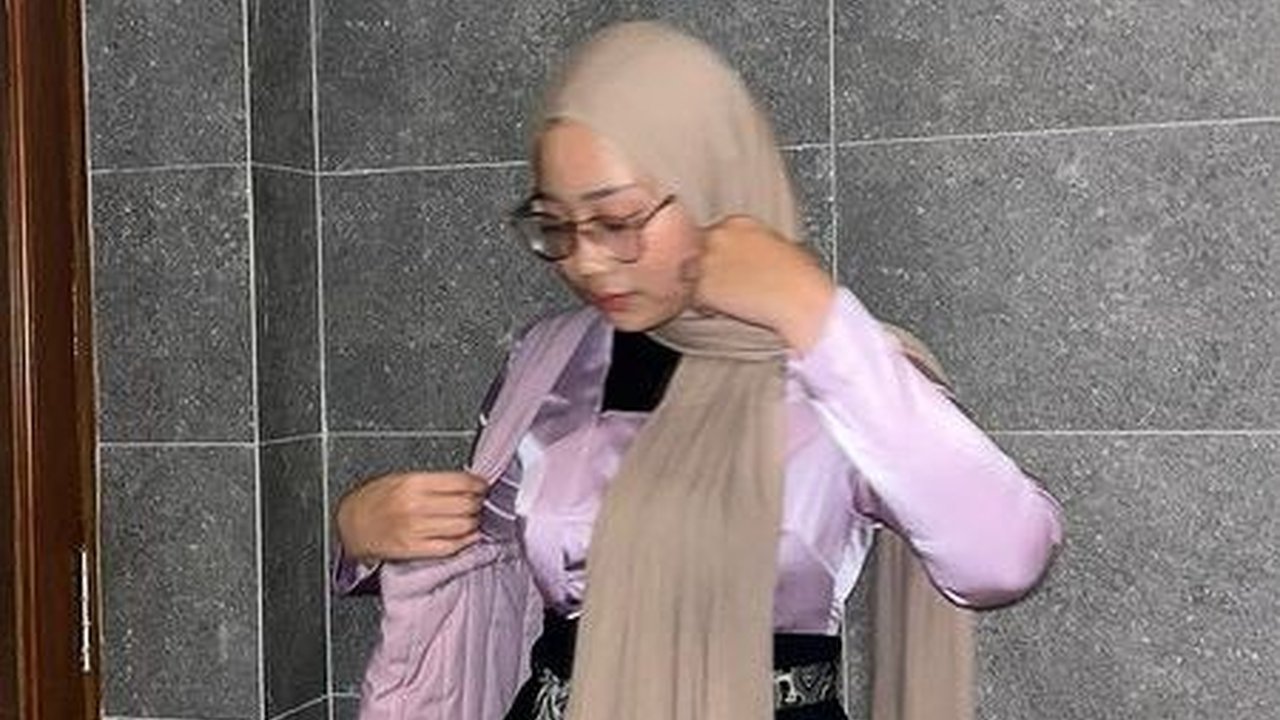 Potret Modis Camilia Zara Padukan Kebaya dan Celana, Simple Tapi Menawan
