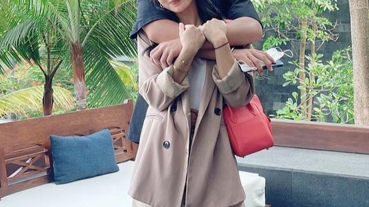 Bak Kakak Adik, Intip Momen Kebersamaan Bunga Zainal dan Putranya yang Beranjak Remaja