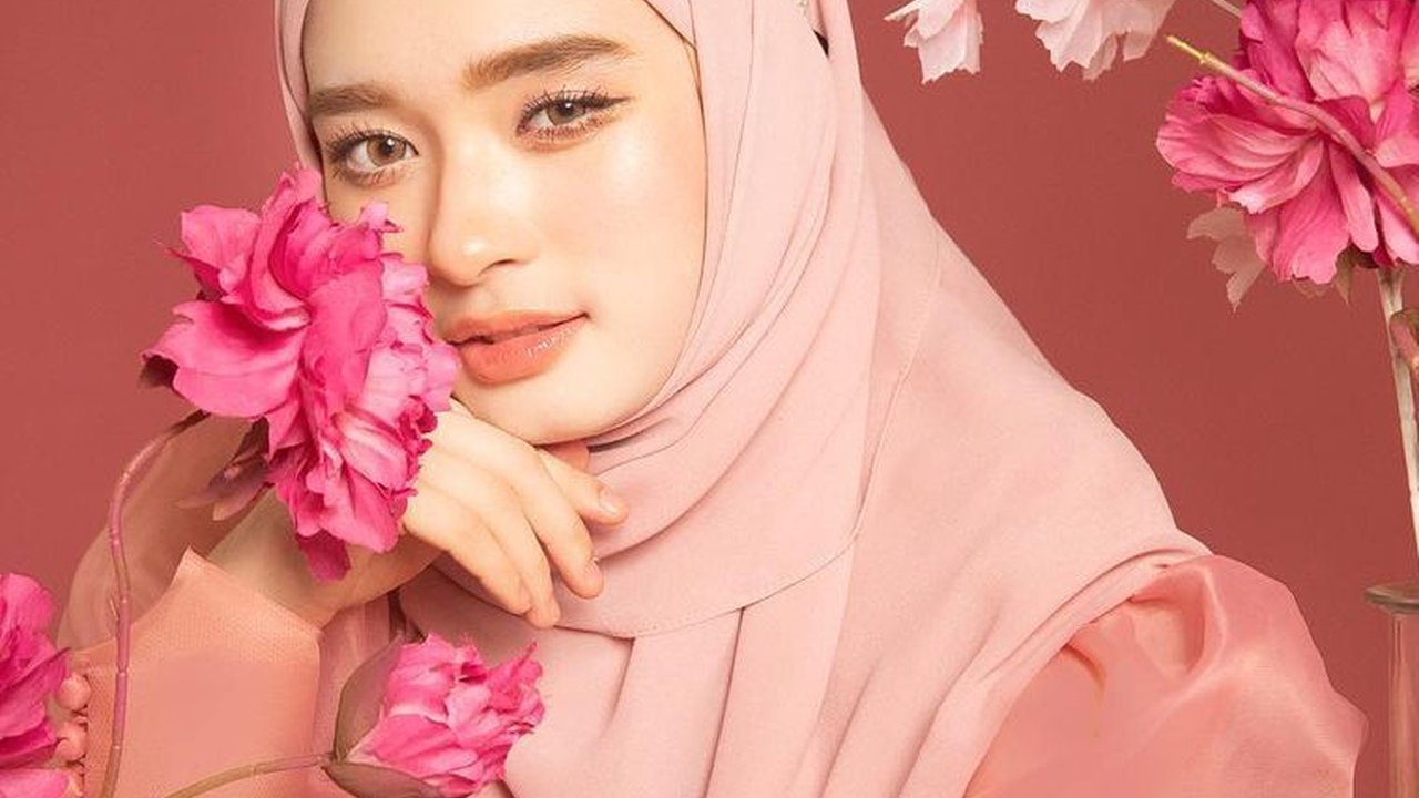 Bak Princess, Ini Gaya Pemotretan Inara Rusli yang Penuh Bunga
