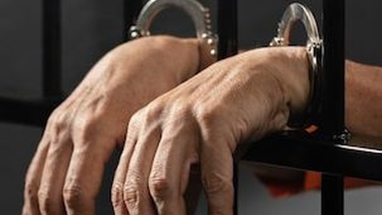 Dikawal Ketat Tengah Malam, Ini Momen Pemindahan 40 Napi Lapas Jatim ke Nusakambangan