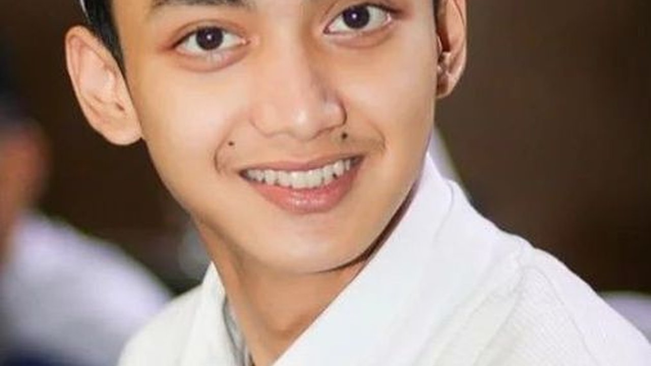 Potret Gus Azmi, Vokalis Grup Selawat Ponpes Probolinggo Suaranya Digandrungi Jemaah