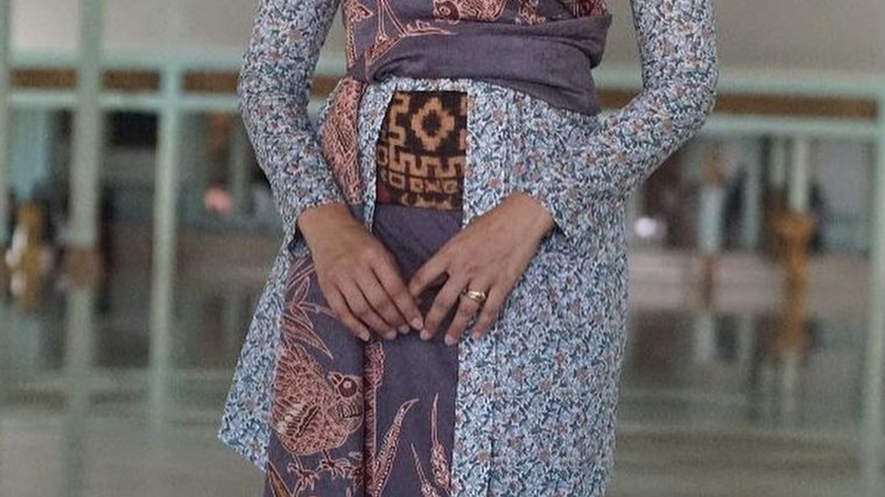 Tampil Bak Kartini, Intip Potret Happy Salma dengan Berbagai Model Kebaya
