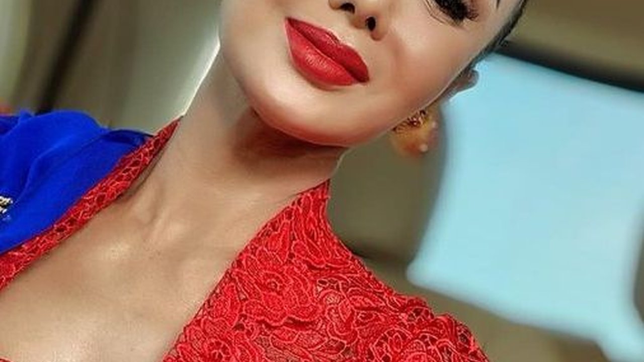 Potret Cantik Yuni Shara Berkebaya Merah, Netizen Sebut Selalu Memukau