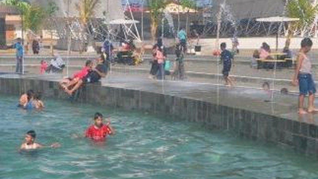 Berlibur ke Pantai Pasir Kencana Pekalongan, Wisata Murah Meriah dengan Banyak Wahana