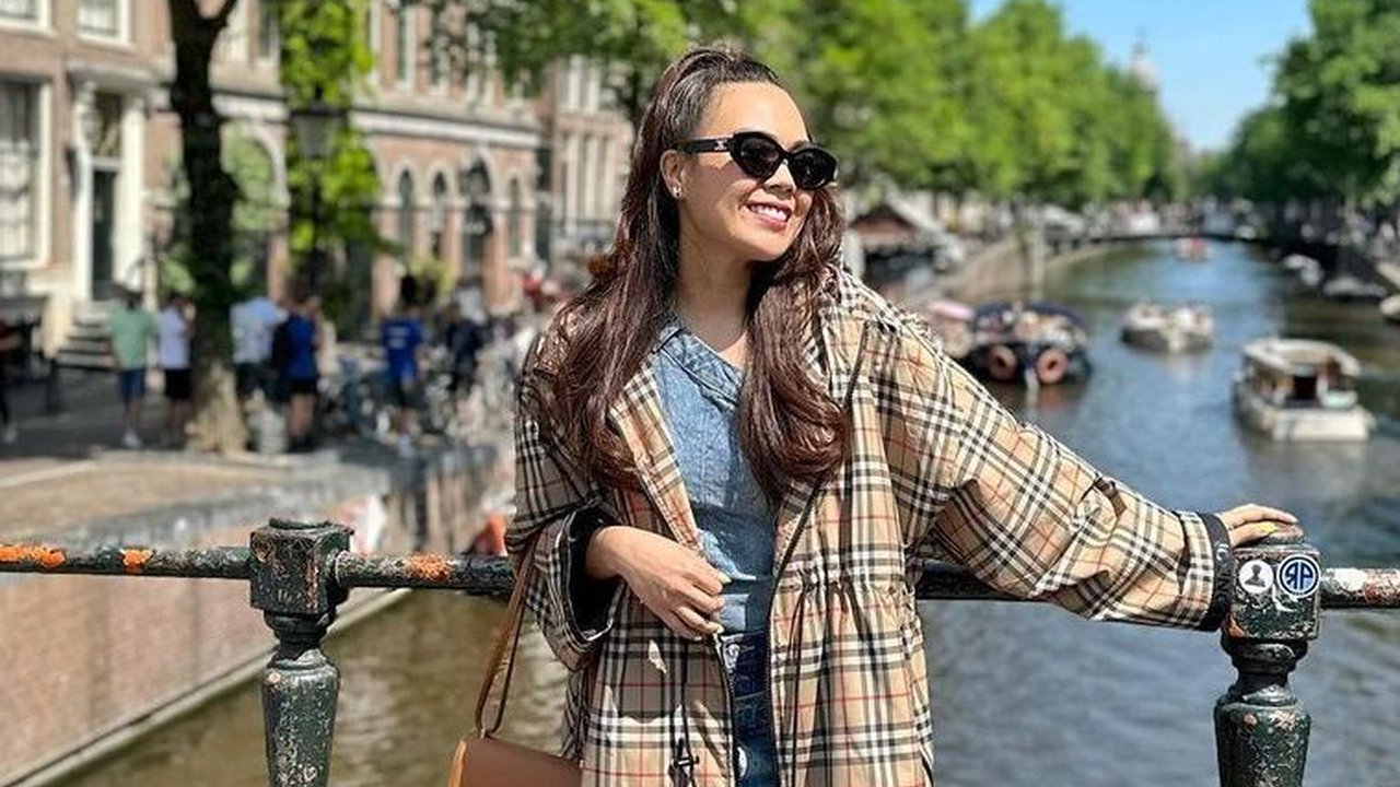 Gaya Petty Hasibuan, Kakak Ipar Jessica Mila saat Liburan di Luar Negeri