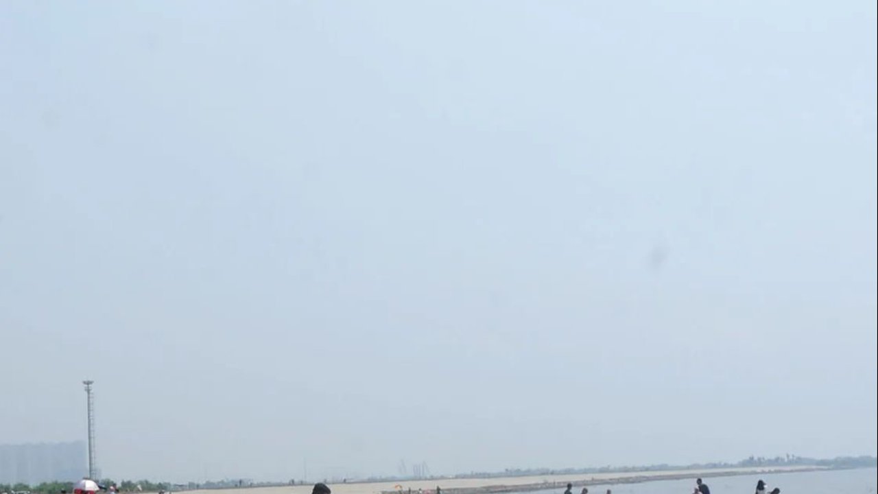Menikmati Pasir Putih Buatan