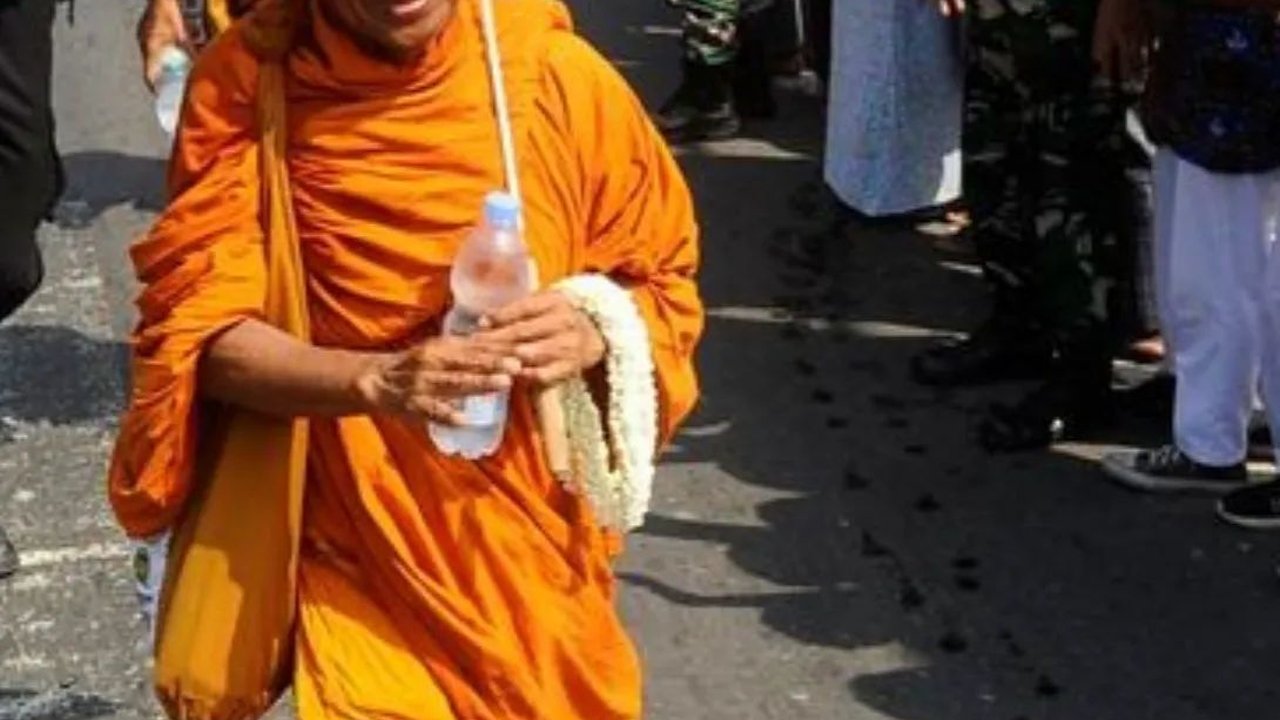 Mengenal Thudong, Ritual Jalan Kaki Ribuan Kilometer para Biksu