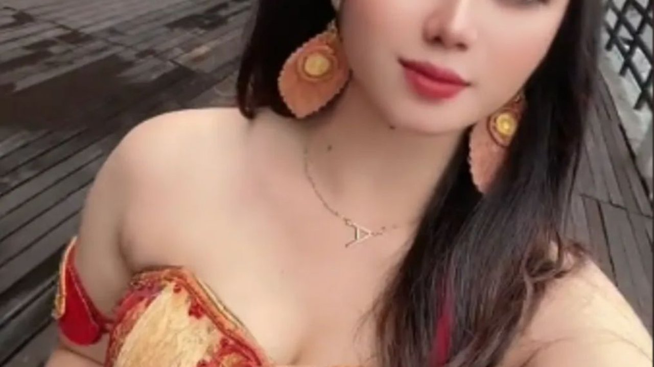 Pesona Wanita Dayak Berbalut Busana Adat