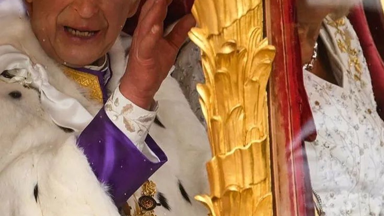 Kemegahan Kereta Berlapis Emas Raja Charles III