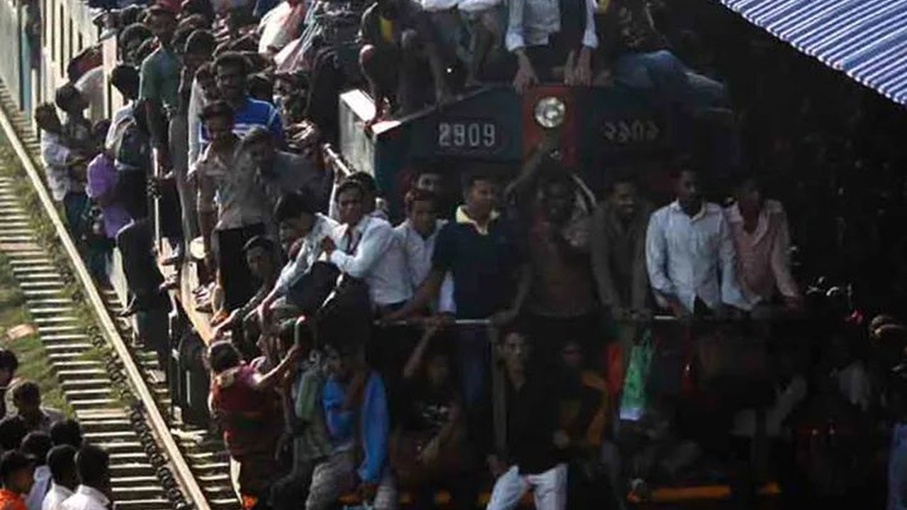 Tradisi Mudik Ekstrem di Bangladesh