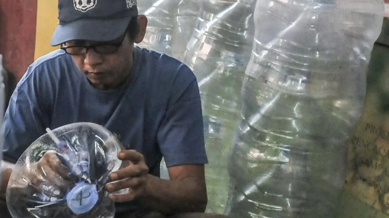 Menyulap Sampah Galon Menjadi Pundi-Pundi Rupiah
