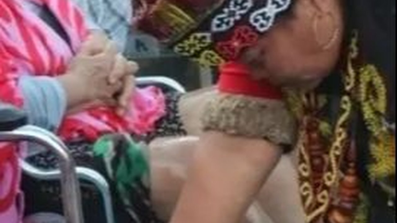 Keajaiban Ida Dayak Sembuhkan Pasien Hanya Modal Minyak