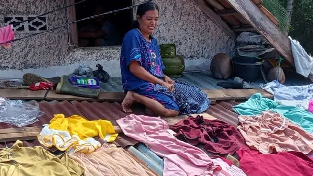Potret Aktivitas Korban Banjir di Atap Rumah