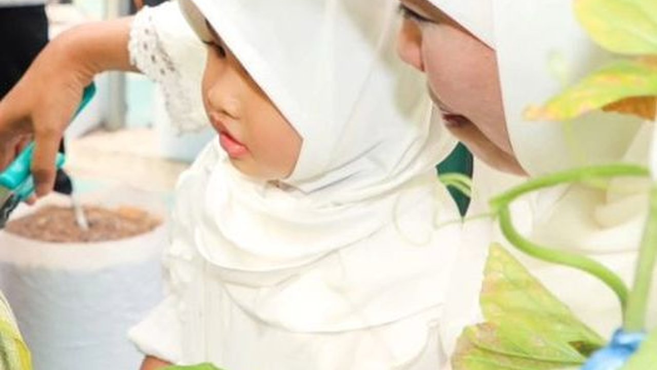 Potret Kebersamaan Gubernur Jatim Bareng Cucu di Masjid Agung Surabaya, Tanam Bibit Buah hingga Panen Melon