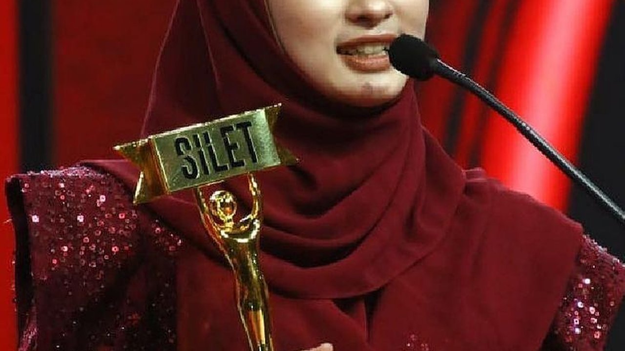 Dapat 2 Kategori Awards, Intip Potret Cantik Inara Rusli